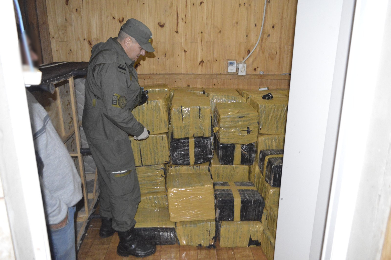 Tras un seguimiento controlado a un motociclista en medio del monte descubrieron un acopio de más de una tonelada de marihuana en una finca 3 Tras un seguimiento controlado a un motociclista en medio del monte descubrieron un acopio de más de una tonelada de marihuana en una finca imagen-2