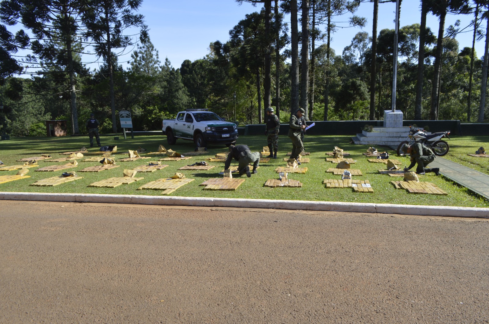Tras un seguimiento controlado a un motociclista en medio del monte descubrieron un acopio de más de una tonelada de marihuana en una finca 5 Tras un seguimiento controlado a un motociclista en medio del monte descubrieron un acopio de más de una tonelada de marihuana en una finca imagen-4