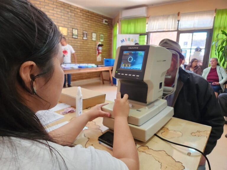El programa Mirar Mejor llegó a Los Helechos y ofreció controles oftalmológicos y lentes gratuitos a decenas de vecinos imagen-30