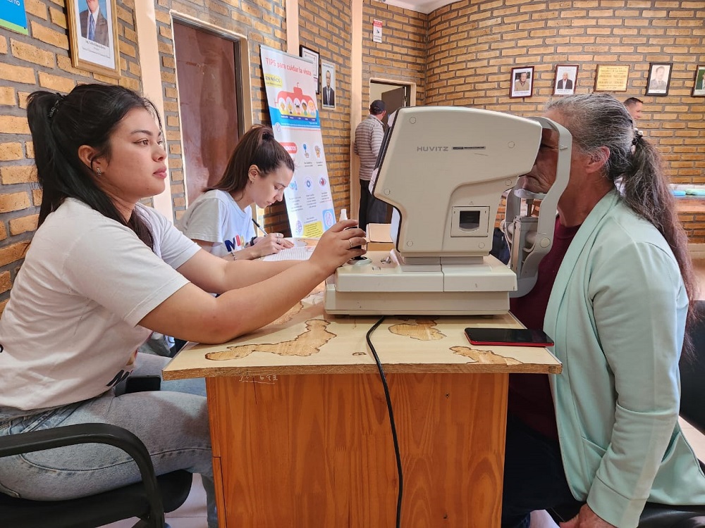 El programa Mirar Mejor llegó a Los Helechos y ofreció controles oftalmológicos y lentes gratuitos a decenas de vecinos 3 El programa Mirar Mejor llegó a Los Helechos y ofreció controles oftalmológicos y lentes gratuitos a decenas de vecinos imagen-2