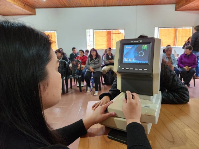 Decenas de vecinos recibieron atención oftalmológica y anteojos gratuitos en Salto Encantado dentro del programa Mirar Mejor imagen-4