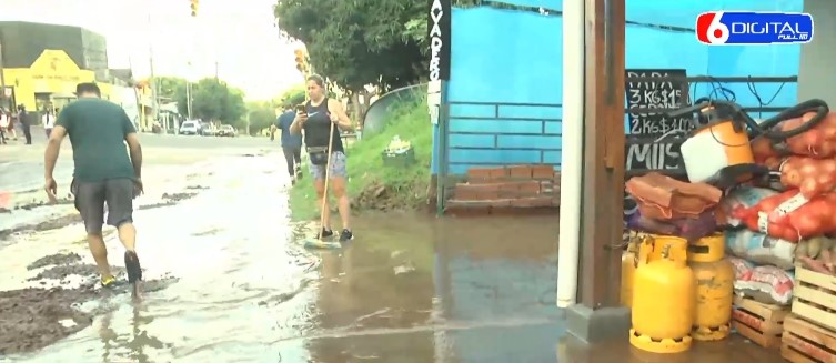 Asistencia policial por hundimiento de asfalto y anegamiento en una vivienda de la Chacra 43 imagen-8