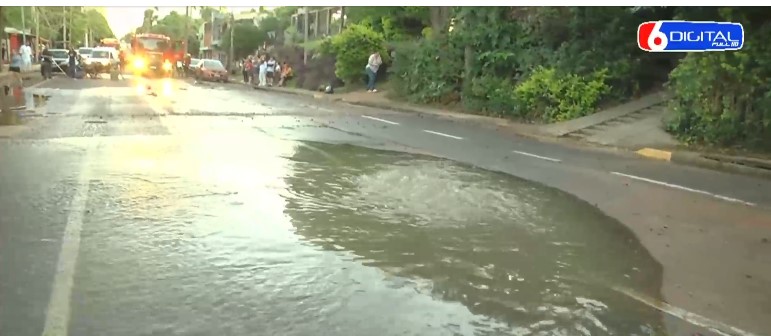 Asistencia policial por hundimiento de asfalto y anegamiento en una vivienda de la Chacra 43 imagen-2