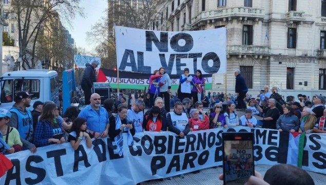 El Gobierno promulgó las leyes de emergencia pediátrica y financiamiento universitario, pero frenó su aplicación imagen-2