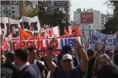 El Gobierno promulgó las leyes de emergencia pediátrica y financiamiento universitario, pero frenó su aplicación imagen-10