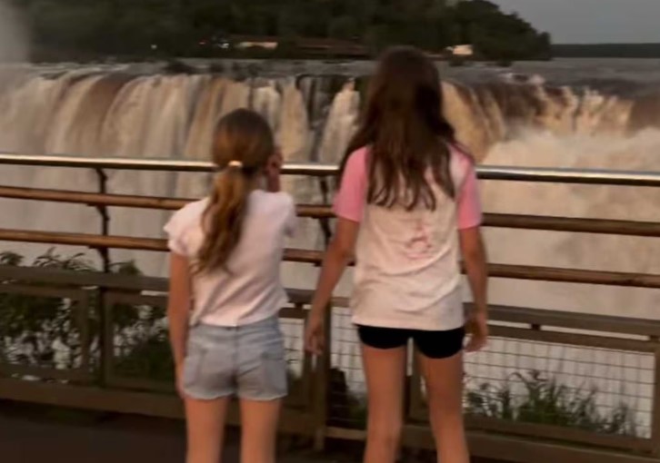Wanda Nara dijo que cerraron una pasarela de las Cataratas del Iguazú solo para ella, sus hijas y novio imagen-2