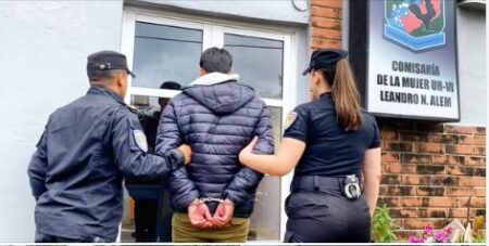 Operativo electoral: detuvieron a un prófugo por grooming y hallaron a una joven que era buscada en Oberá Operativo electoral: detuvieron a un prófugo por grooming y hallaron a una joven que era buscada en Oberá imagen-2