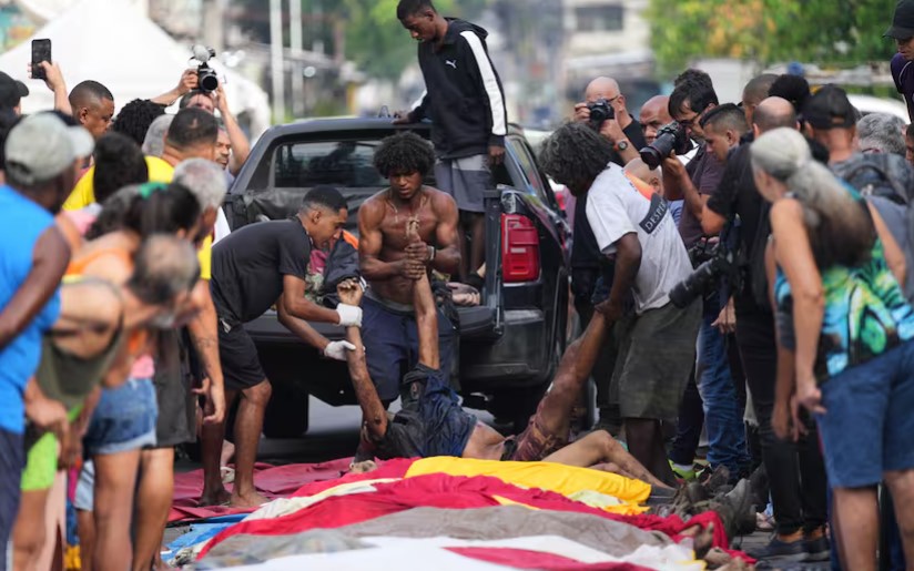 Río de Janeiro: trasladan los cuerpos tras el operativo contra Comando Vermelho y comienzan a identificarlos Río de Janeiro: trasladan los cuerpos tras el operativo contra Comando Vermelho y comienzan a identificarlos imagen-1