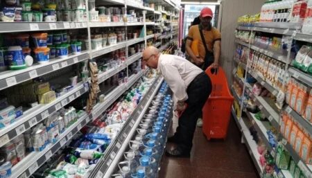 Los argentinos hacen cada vez menos compras en supermercados y se endeudan más imagen-3
