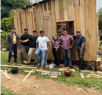 Un hombre que lo perdió todo y una historia de solidaridad: policías y vecinos le construyeron una casa Un hombre que lo perdió todo y una historia de solidaridad: policías y vecinos le construyeron una casa imagen-6