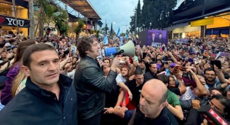 Con incidentes, Javier Milei cerró su visita campaña en el norte del país y pidió "que tenga sentido este esfuerzo" imagen-6