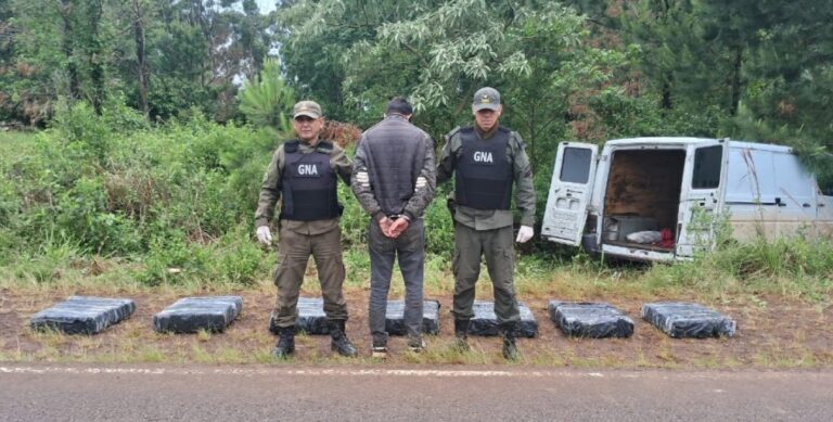 Se arrojó de un furgón en movimiento para evitar ser detenido con 187 kilos de marihuana imagen-11