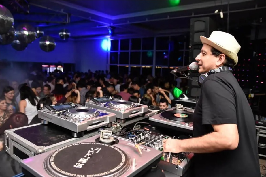 La Última Noche Retro del año llegará a Posadas con Flavio Bogado y Juanca Horodeski La Última Noche Retro del año llegará a Posadas con Flavio Bogado y Juanca Horodeski imagen-1