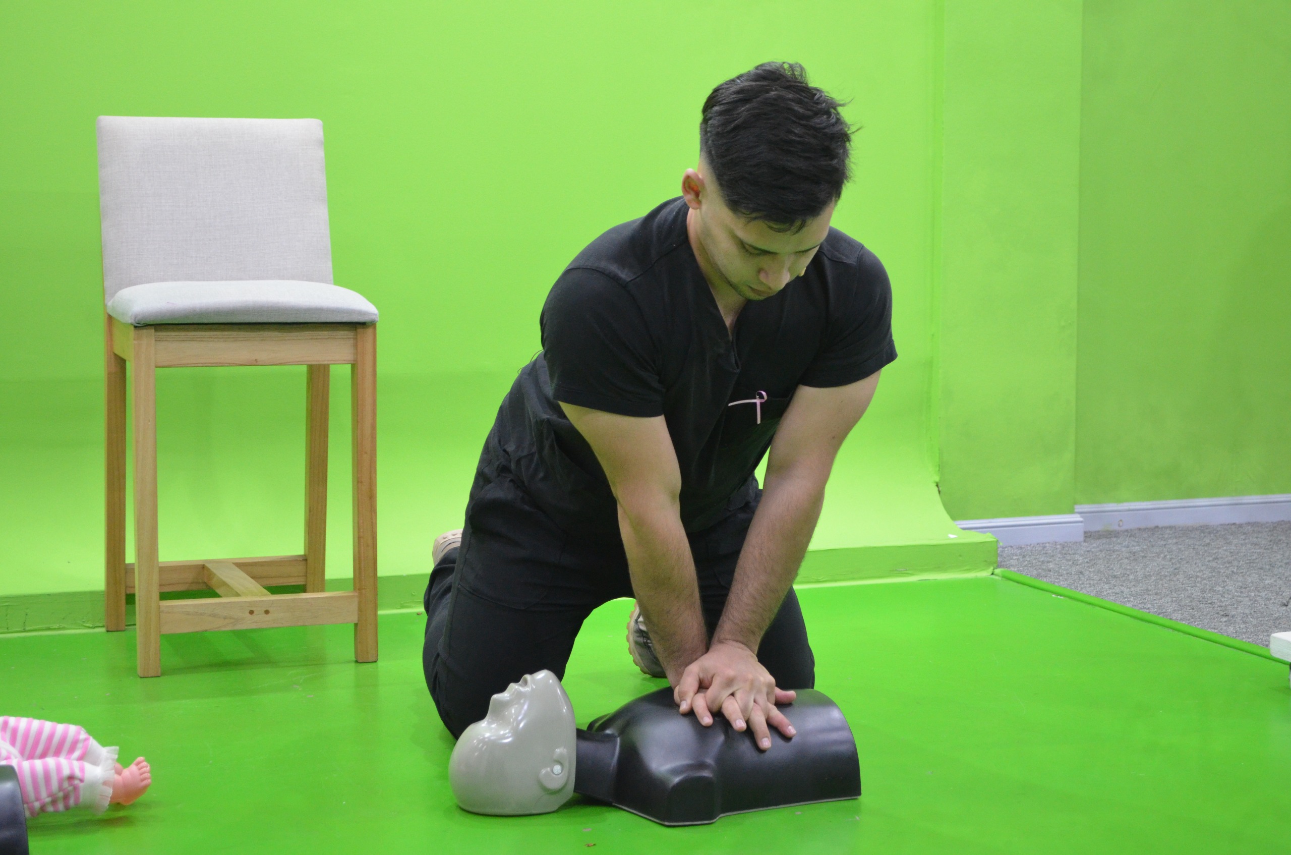 Enfermeros explican paso a paso cómo realizar RCP y asistencia en atragantamientos en adultos, niños y bebés imagen-2