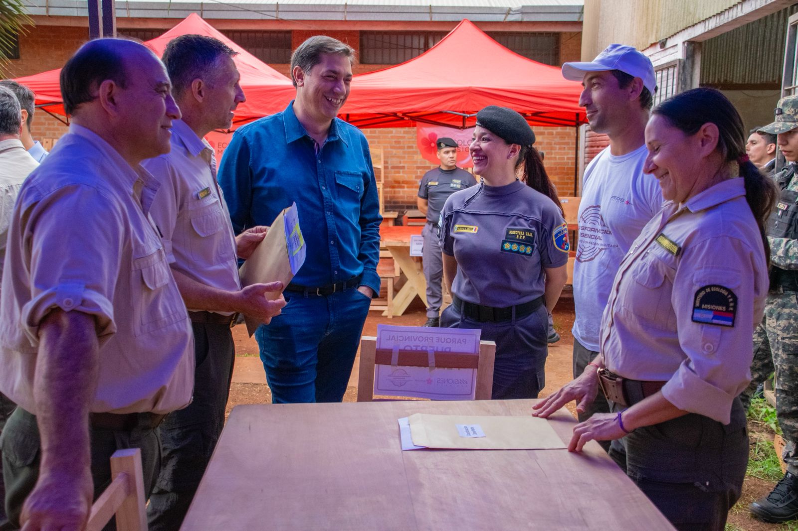 El programa Transformación Esencial ya entregó 500 muebles hechos con madera incautada imagen-4