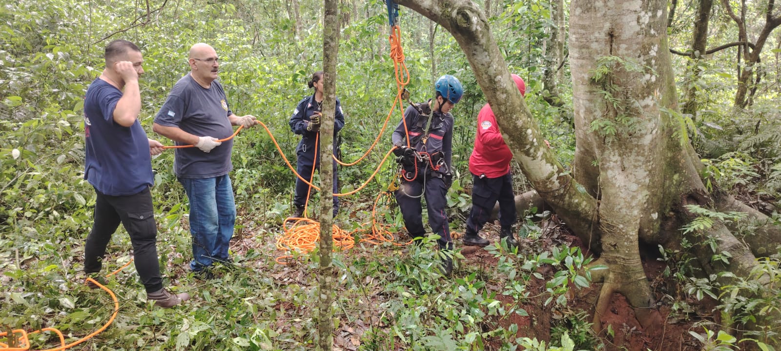 Policías rescataron a un joven que fue a salvar a su perro y terminó cayendo con él a un pozo de 15 metros en el monte 3 Policías rescataron a un joven que fue a salvar a su perro y terminó cayendo con él a un pozo de 15 metros en el monte imagen-2