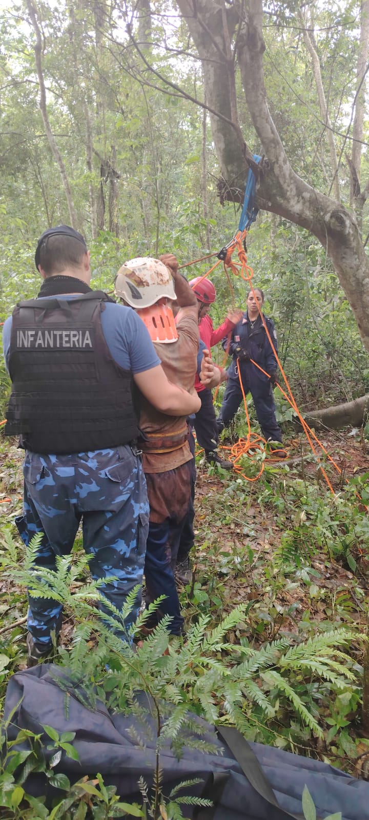 Policías rescataron a un joven que fue a salvar a su perro y terminó cayendo con él a un pozo de 15 metros en el monte 5 Policías rescataron a un joven que fue a salvar a su perro y terminó cayendo con él a un pozo de 15 metros en el monte imagen-4
