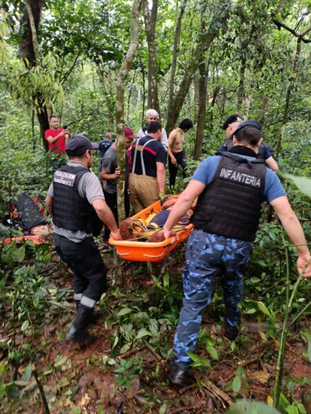 Policías rescataron a un joven que fue a salvar a su perro y terminó cayendo con él a un pozo de 15 metros en el monte imagen-5
