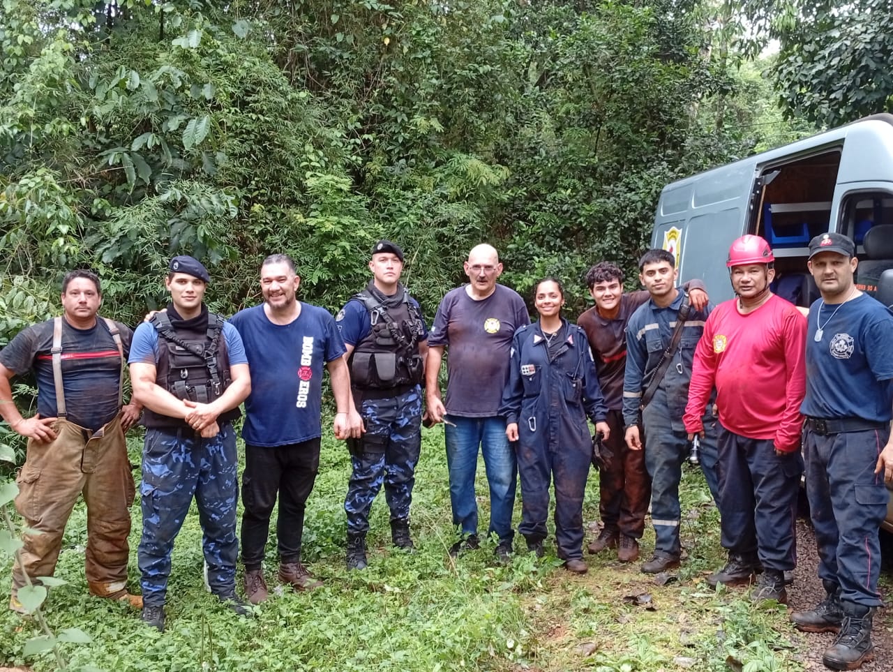 Policías rescataron a un joven que fue a salvar a su perro y terminó cayendo con él a un pozo de 15 metros en el monte 7 Policías rescataron a un joven que fue a salvar a su perro y terminó cayendo con él a un pozo de 15 metros en el monte imagen-6