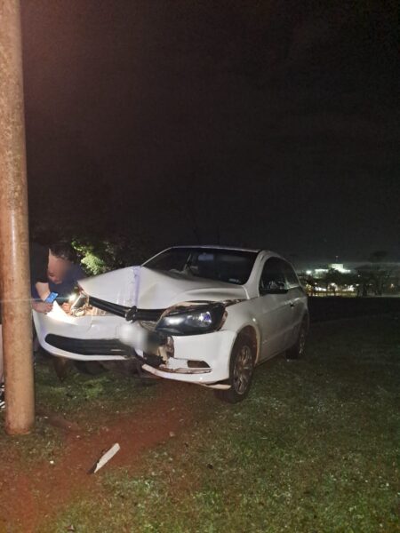 Despiste y choque contra un poste en el Parque de la Ciudad Despiste y choque contra un poste en el Parque de la Ciudad imagen-34
