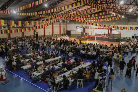 Multitudinario desfile y comienzo de la Fiesta Provincial de la Cerveza en Alem imagen-3