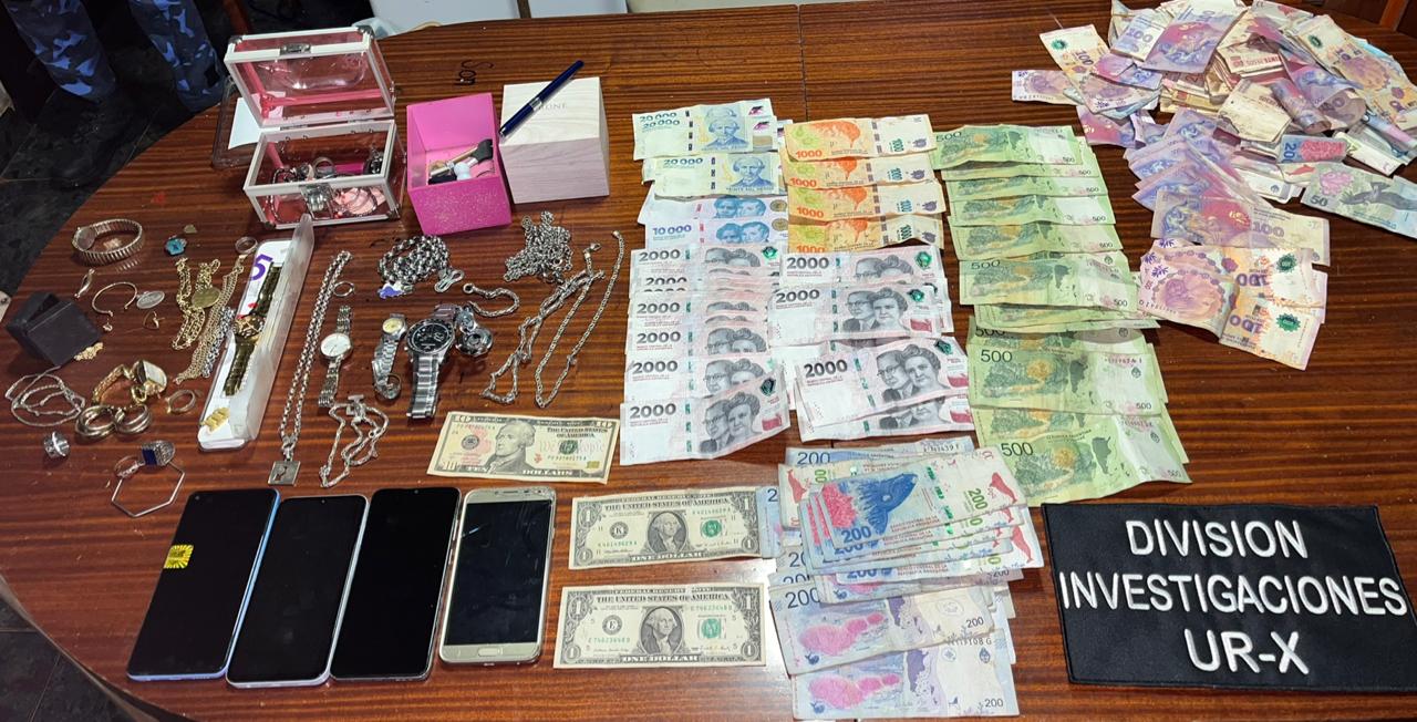 Allanamientos simultáneos en Posadas y Garupá: detuvieron a un prófugo entrerriano y secuestraron joyas robadas 3 Allanamientos simultáneos en Posadas y Garupá: detuvieron a un prófugo entrerriano y secuestraron joyas robadas imagen-2