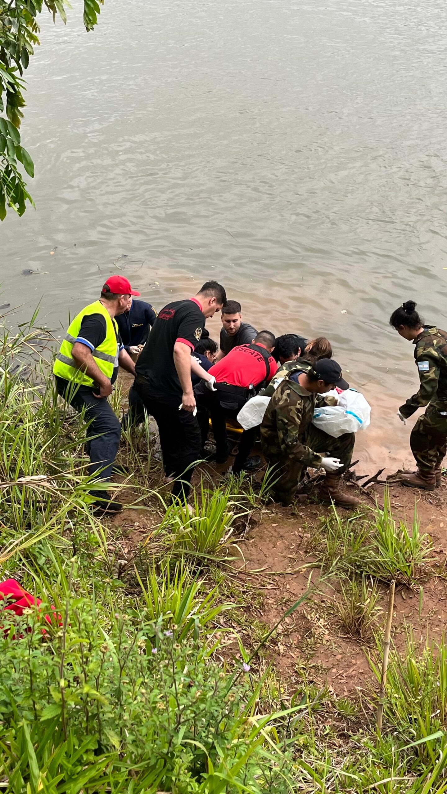 Puerto Leoni: Hallaron el cuerpo del joven pescador de 20 años en la desembocadura del Arroyo Cuña Pyru Puerto Leoni: Hallaron el cuerpo del joven pescador de 20 años en la desembocadura del Arroyo Cuña Pyru imagen-1