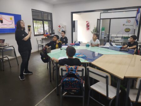 San Vicente: estudiantes de Maker Junior combinan robótica y inglés en jornada práctica de STEM imagen-7