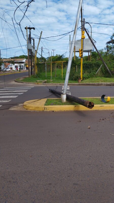 Posadas: un camión se llevó puesto cableado de distintos servicios imagen-9