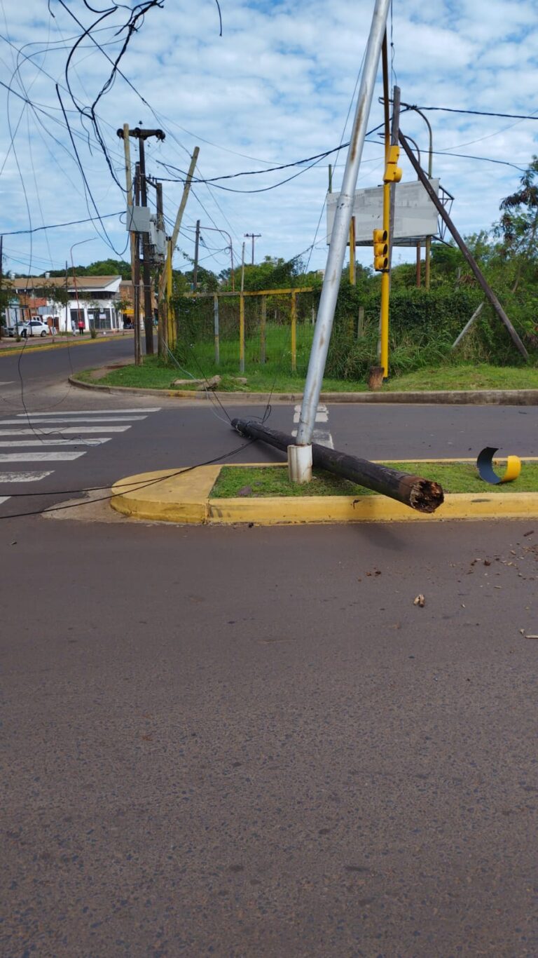 Posadas: un camión se llevó puesto cableado de distintos servicios imagen-17