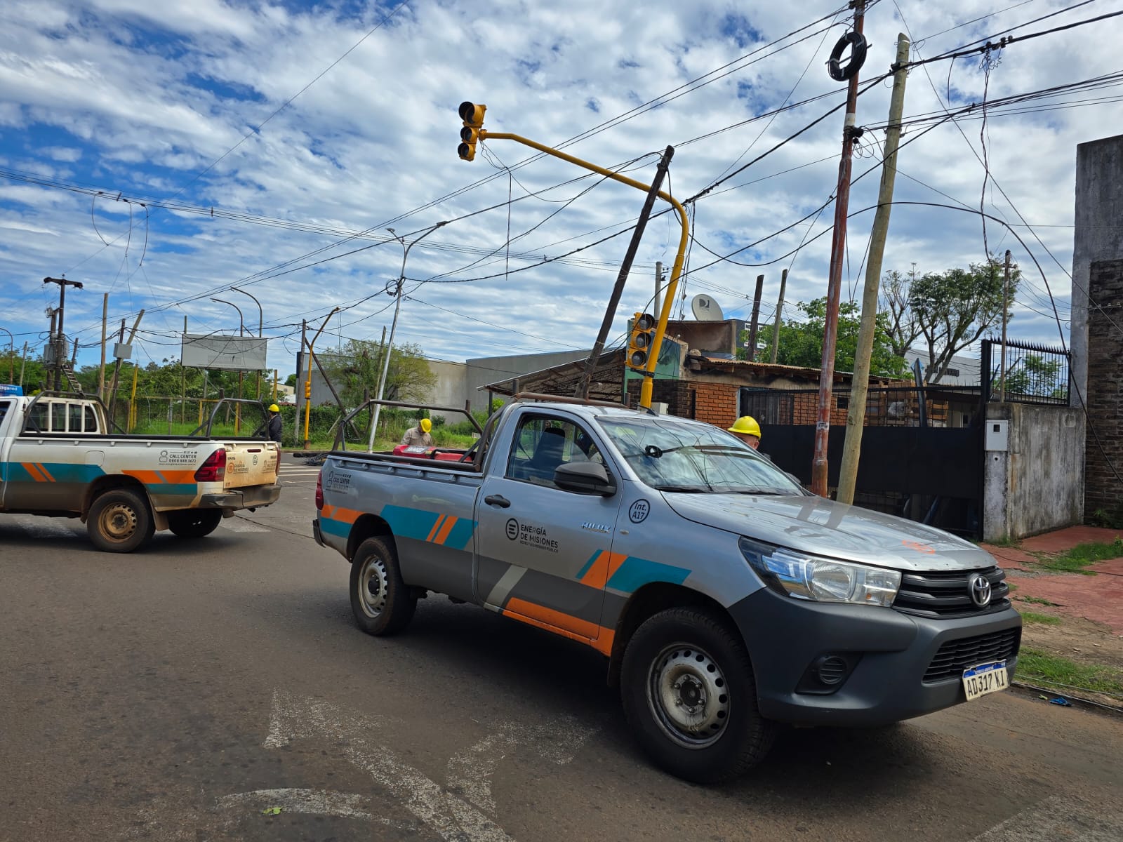 Posadas: un camión se llevó puesto cableado de distintos servicios imagen-2