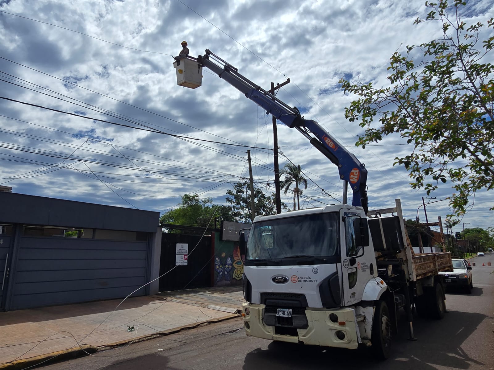 Posadas: un camión se llevó puesto cableado de distintos servicios imagen-4