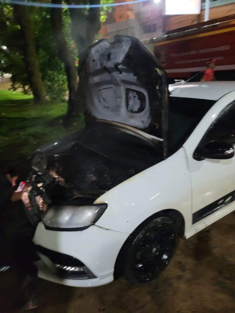Posadas: investigan un principio de incendio en un auto estacionado sobre la avenida Rademacher imagen-20