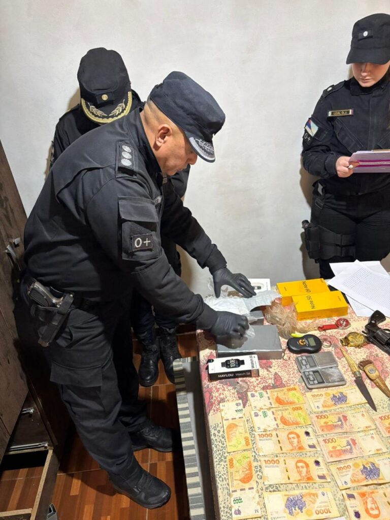 Desbarataron un narcokiosco que operaba entre Brasil y Misiones: el «dealer» tenía droga valuada en $20 millones Desbarataron un narcokiosco que operaba entre Brasil y Misiones: el "dealer" tenía droga valuada en $20 millones imagen-44