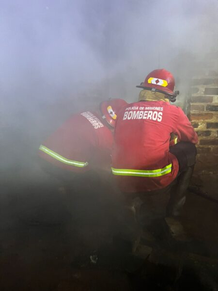 Bomberos controlaron incendio en una vivienda de Oberá Bomberos controlaron incendio en una vivienda de Oberá imagen-6