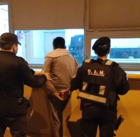 La Policía evitó el accionar de delincuentes que intentaban robar cables en la usina de La Tablada La Policía evitó el accionar de delincuentes que intentaban robar cables en la usina de La Tablada imagen-3