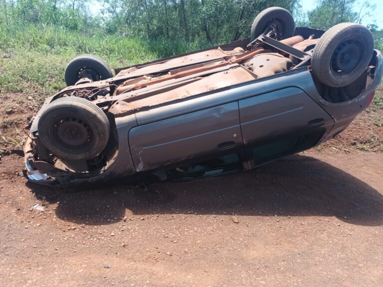 Despiste y vuelco de un automóvil en Itaembé Guazú dejó una persona lesionada imagen-6