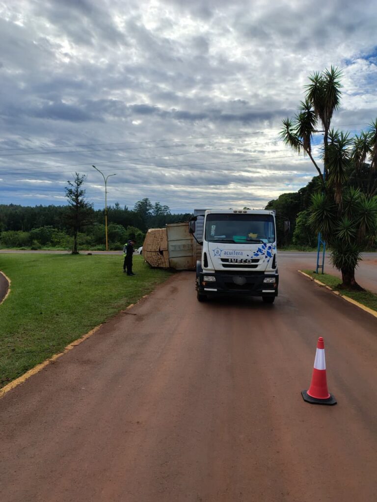 Despiste de un transporte con carga de madera en Puerto Piray imagen-28