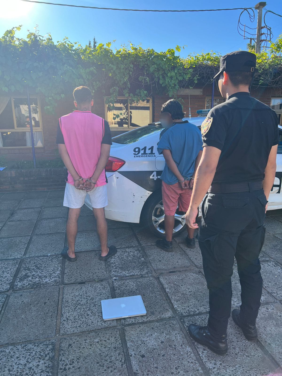 Robaron una notebook y fueron capturados en cuestión de minutos tras ser identificados por las cámaras de videovigilancia imagen-2