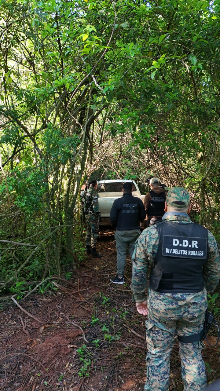Operativo en el monte: drones policiales detectaron una Hilux robada en Brasil y preparada para el contrabando imagen-8