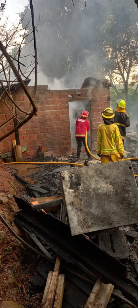 Incendio destruyó dos viviendas en colonia de Gobernador Roca Incendio destruyó dos viviendas en colonia de Gobernador Roca imagen-10