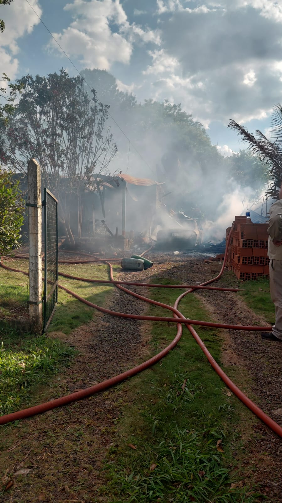 Hipólito Yrigoyen: un hombre falleció en un incendio domiciliario 3 Hipólito Yrigoyen: un hombre falleció en un incendio domiciliario imagen-2