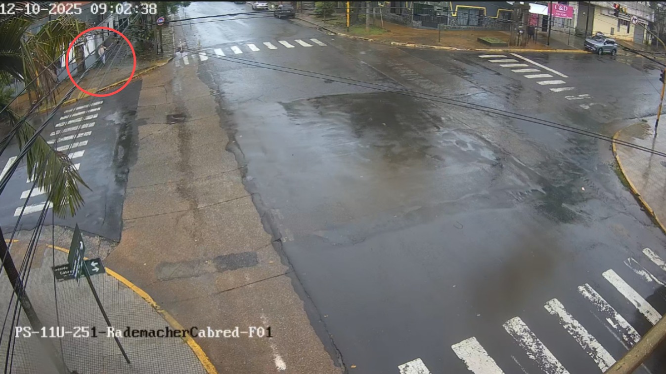 Cámaras del 911 y un rápido operativo policial permitieron capturar a un delincuente que cometió una seguidilla de robos en Posadas 3 Cámaras del 911 y un rápido operativo policial permitieron capturar a un delincuente que cometió una seguidilla de robos en Posadas imagen-2