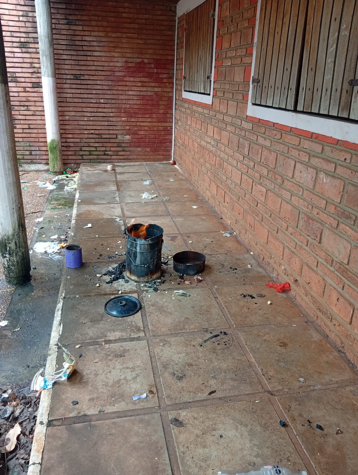 Intervinieron ante un foco de fuego en inmediaciones de una escuela de Posadas 3 Intervinieron ante un foco de fuego en inmediaciones de una escuela de Posadas imagen-2