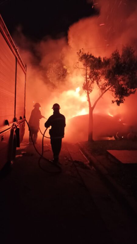 Un vehículo se incendió durante la madrugada en Oberá Un vehículo se incendió durante la madrugada en Oberá imagen-4