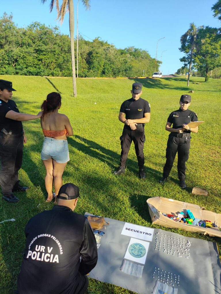 Una madre usaba a sus hijos para disimular la venta de droga: escondía en sus juguetes 167 dosis de cocaína imagen-20