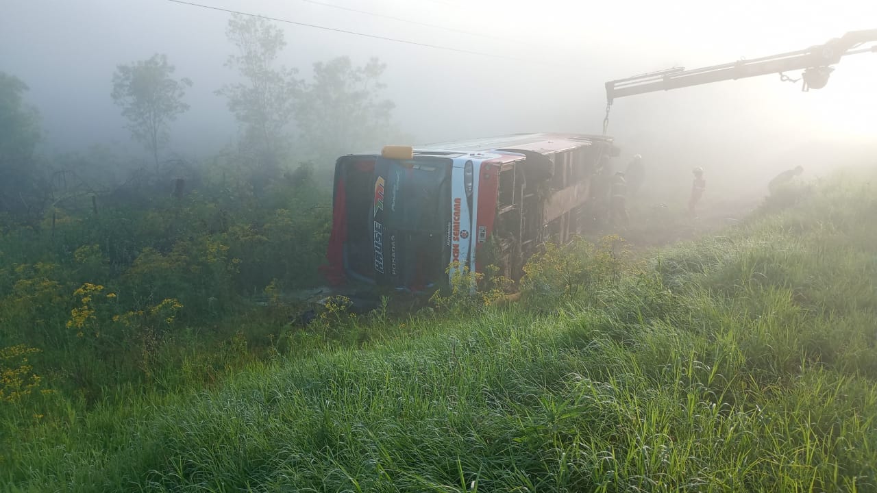 Despiste de micro en Garuhapé: 42 pasajeros fueron asistidos y luego derivados al Hospital de Puerto Rico y clínicas privadas imagen-22