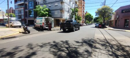 Dos heridos tras un choque entre una camioneta y una motocicleta en el centro posadeño Dos heridos tras un choque entre una camioneta y una motocicleta en el centro posadeño imagen-4