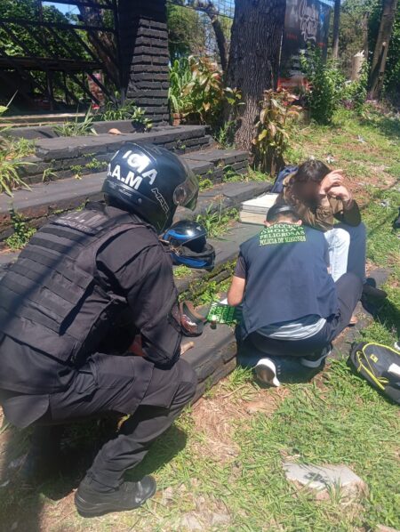 Intentaron fugarse, pero una patrulla motorizada los detuvo: así cayó un narcodelivery en Posadas Intentaron fugarse, pero una patrulla motorizada los detuvo: así cayó un narcodelivery en Posadas imagen-10