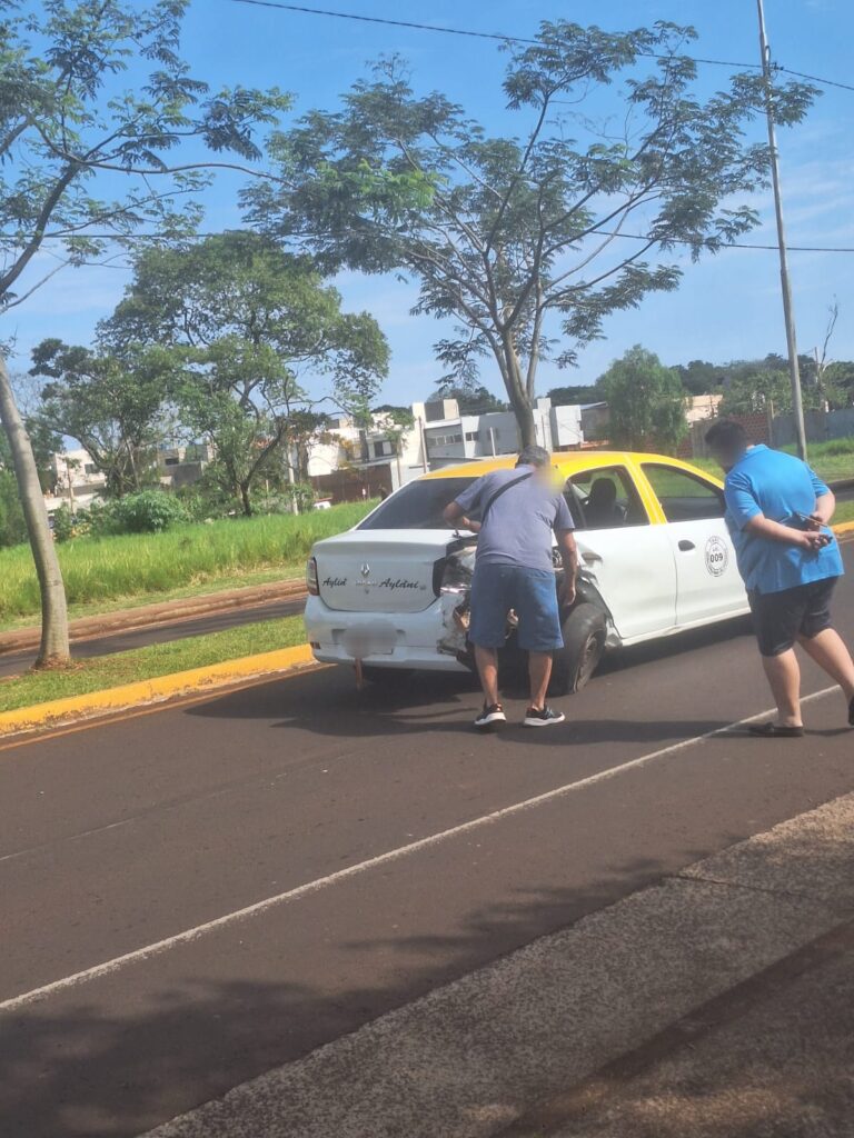 Posadas: un conductor fue trasladado al hospital tras un choque entre dos autos imagen-3
